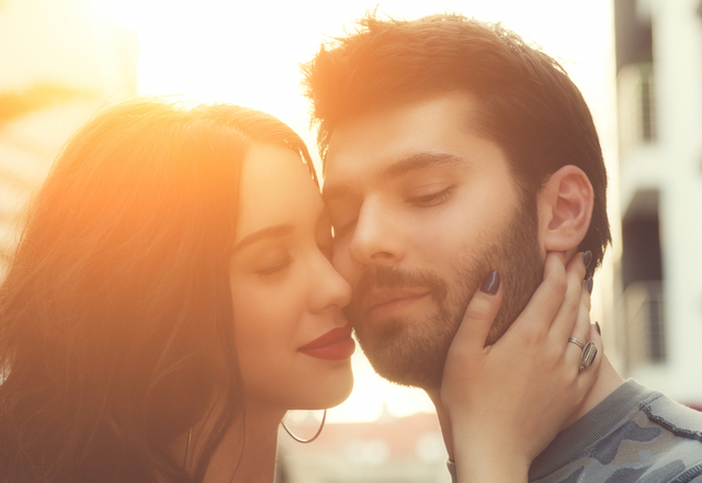 愛してるってこと！「彼氏にゾッコンな女性」がする行動って？
