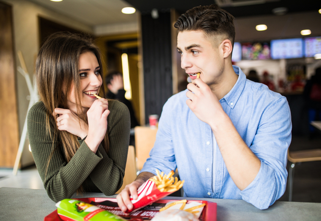 今すぐ告白すべし？！4項目で分かる「意中の女性との両想い度」