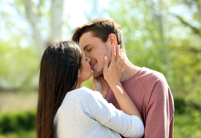 今のすげー好き…♡男性がメロメロになる【キス中の仕草】4選