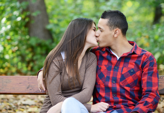 気になるなら抱きついて！キスでチェックする「2人の相性テスト」
