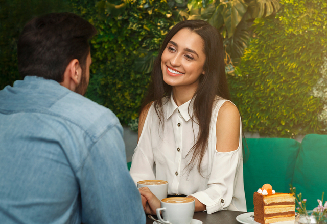 サインに気づいて…？女性が「ムラっとした時にする仕草」4つ