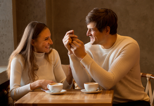 つい目が奪われちゃう…！女性が魅了される「モテ仕草」って？