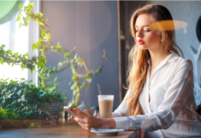 ずーっと見ちゃいます！男性が惚れる「女性の日常仕草」4つ