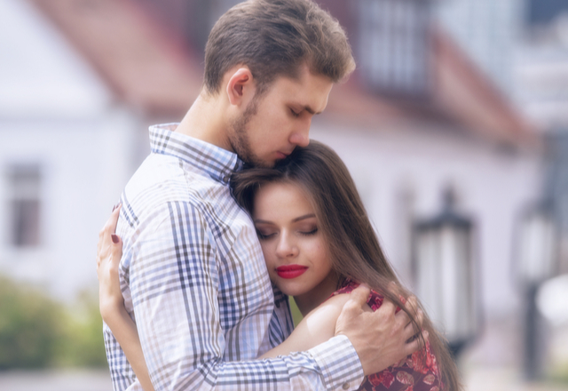 抱きしめてほしいんだけどイイ…？女性が「甘えたい瞬間」とは