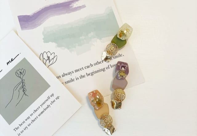 一足先に春気分！【スリコ】の可愛すぎ「フラワーアクセ」3選を紹介！