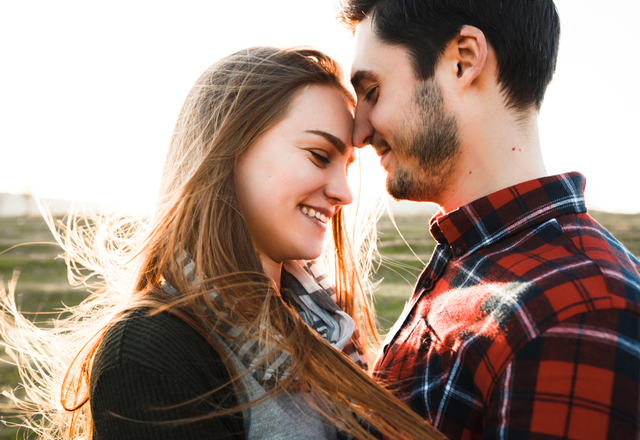 コツは「褒める」こと？！女性との【デートを成功させる】方法