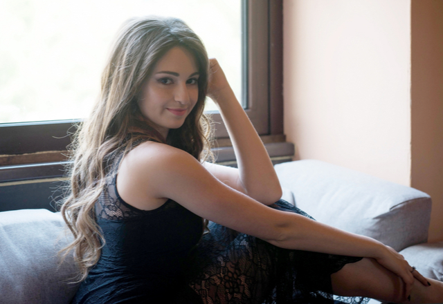 今がチャンス！？彼女がこっそりとする「甘えたいサイン」4つ