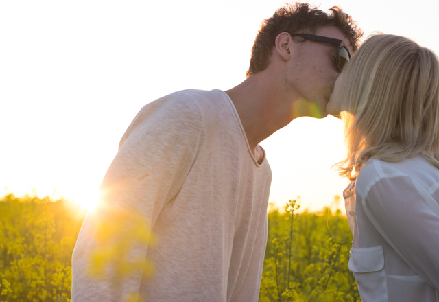 見逃したらダメ！彼女がしている「キスされ待ちサイン」って？