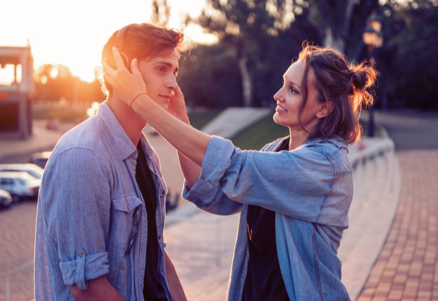 モテすぎて困惑？！男性から「愛される女性」になるには