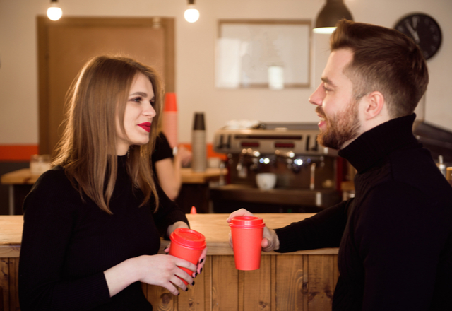 本当の気持ちに気付いてくれ！男性が「惚れた女性」に見せる行動