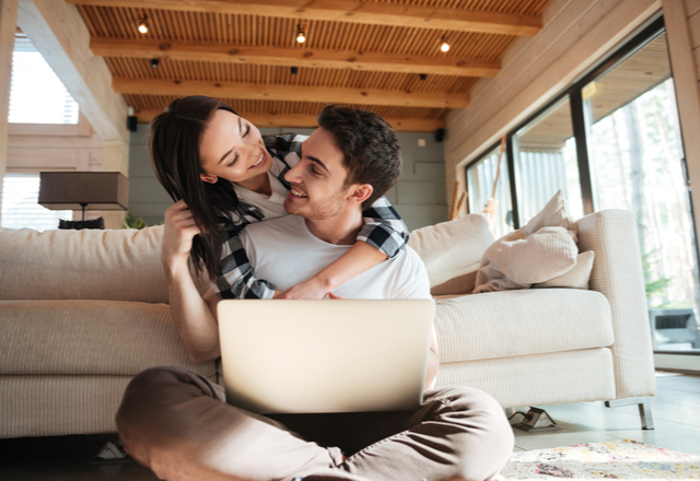 くっついていい？女性が「触れてほしい」と思う瞬間って？