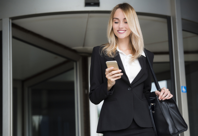 すぐに返したくなる…！彼の即返信を引き出す「あざとLINE」4選