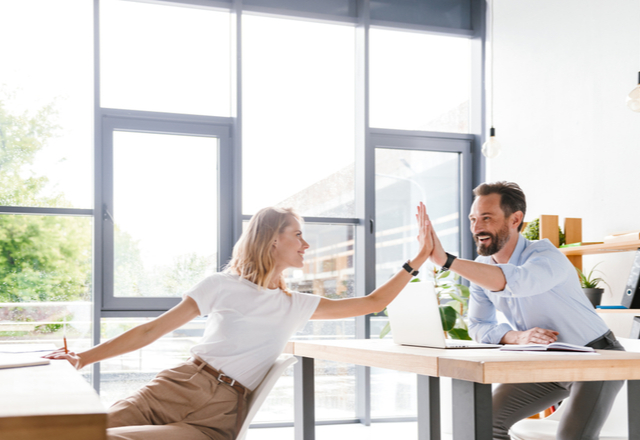 どこまでOK…？女性に好かれる【ずるいボディタッチ】～仕事編～