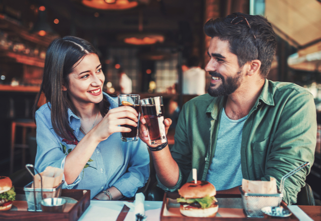 どこまでOK…？女性に好かれる【ずるいボディタッチ】～食事編～
