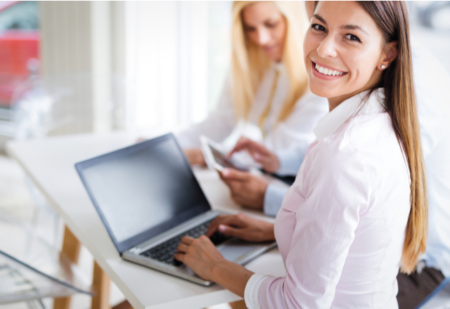 「憧れの存在です…」男性が思う【クールビューティーな女性】とは