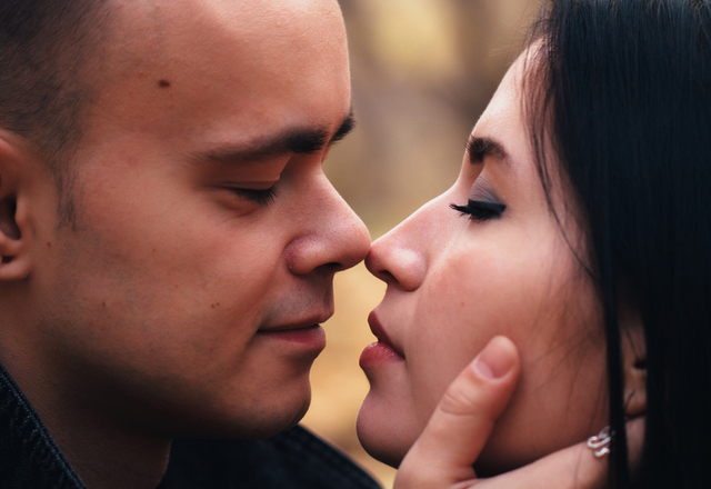 ムラっとしているの……。女性がこっそり出す「触ってサイン」