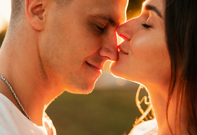 気づいてください…！彼女が出す「キスしたいなサイン」とは