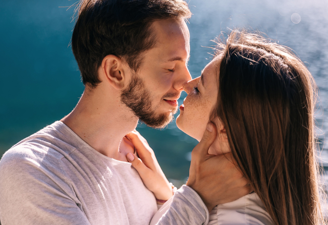 信じてくれる…？男性が「本気で好きな人にする」キスハグの共通点