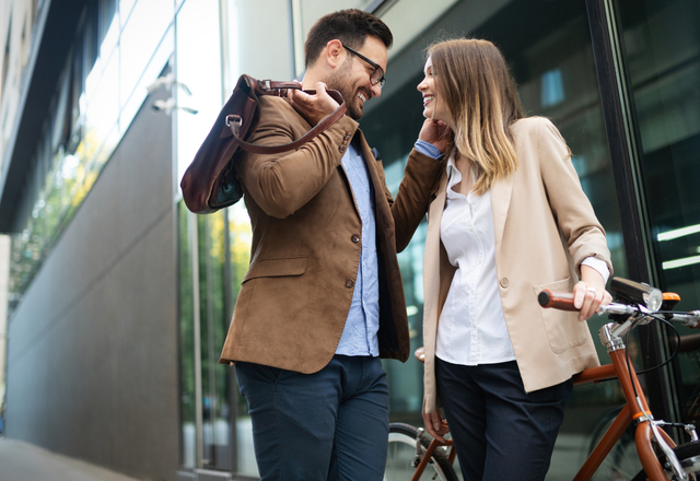 ずーっと一緒ってどうなの…？「職場恋愛」の【メリット】とは