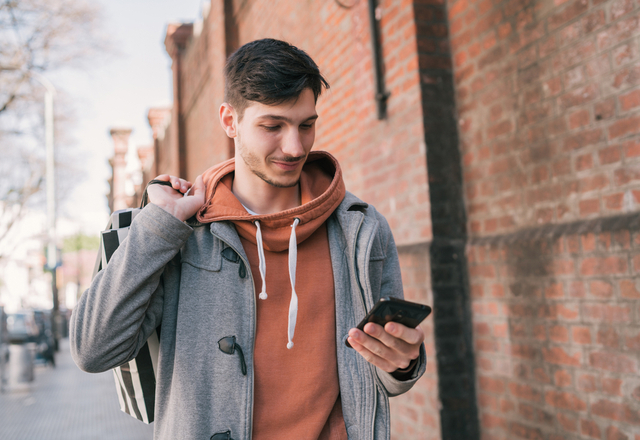 好き…♡年上男性がグッとくる「年下女性からの激かわLINE」とは