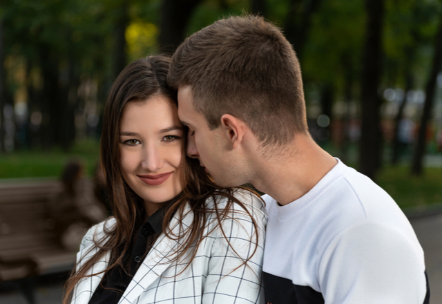 どんな風にするの…？【男性をムラっとさせるハグ】って一体…