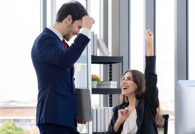 【仕事編】かっこいいです……！後輩から「尊敬される先輩」の特徴4つ