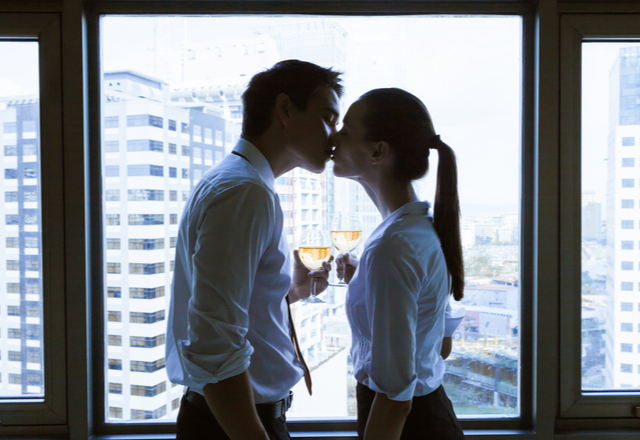 【男性必見】明日から職場でモテ男になる方法～キスハグ編～