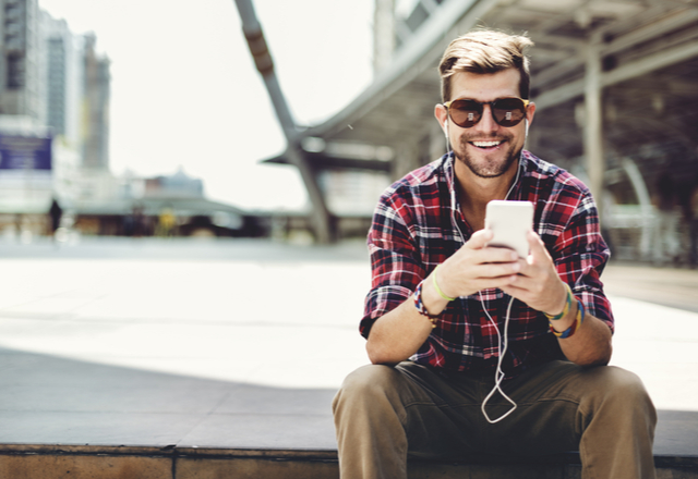 返事こないとソワソワ…男性が心待ちにする「LINE返信術」とは