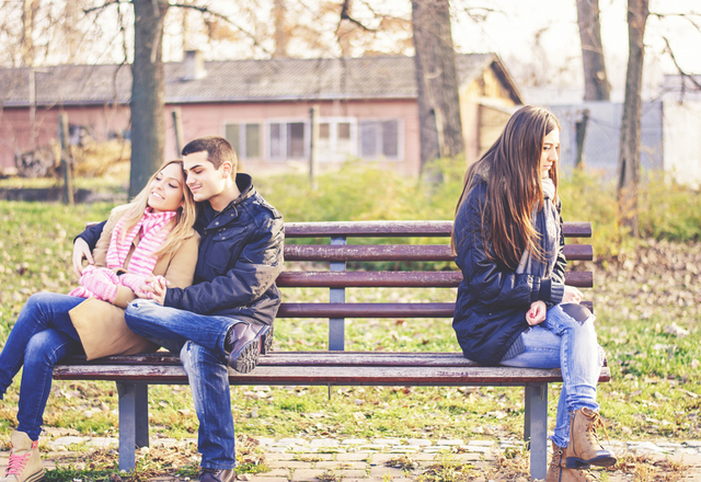 別れたんじゃないの？！彼氏につきまとう【元カノを撃退する方法】4つ