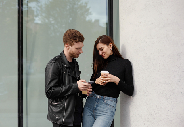 夏前にGetしたい！気になる彼と【自然にLINE交換する方法】4つ