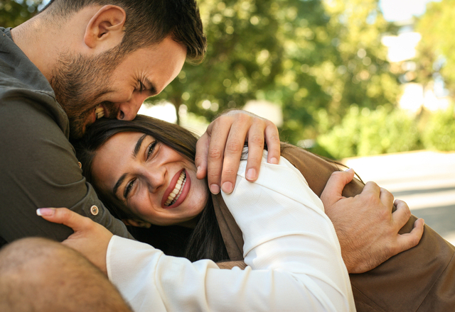 何故か惹かれるんだよなぁ…男性が思う「あざとい女子」の特徴とは