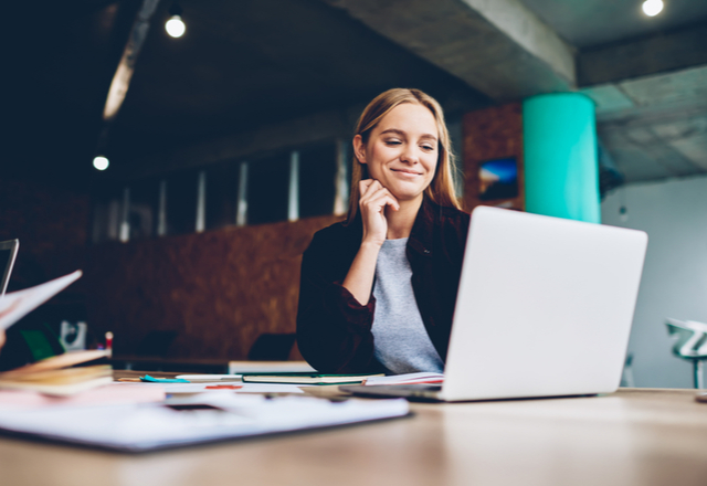 かっこよすぎ…！同性からも「モテる女性」の特徴【仕事中の言動編】