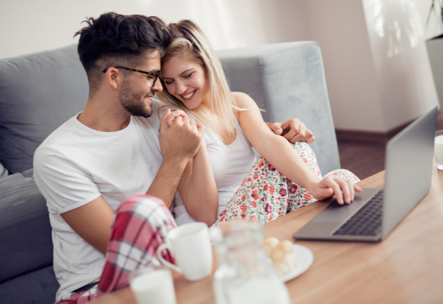 結婚前よりもっと好き…♡夫にベタ惚れな妻が出す「大好きサイン」Vol.1