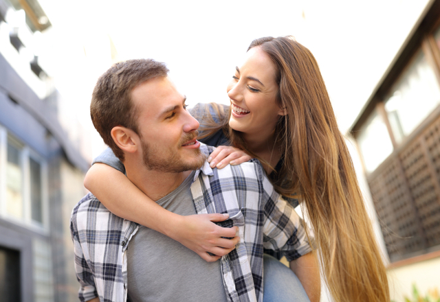 頼っちゃう…！男性から「自立しているな」と思われる【女性の特徴】4つ