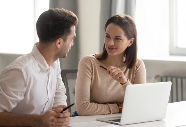 【男性心理】潜在意識で惹かれてる…？「よく目が合う人」が気になる理由