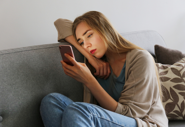 面倒臭いって事…？！男性が【スタンプ一つでLINEを返す】心理とは