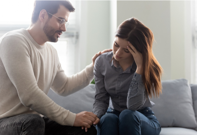 不機嫌オーラ半端ない…彼女が「スキンシップを拒否する理由」とは