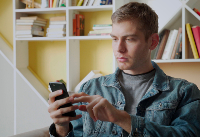 インドア派男子が実は喜んでない？！意外な「LINEの返信」4選