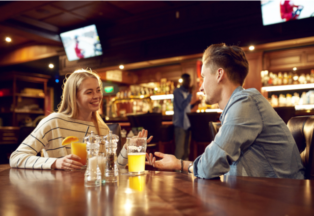 男性陣の視線独り占め…♡「飲み会」で【モテる女子】の特徴