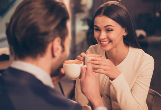 積極的にアピールして！【人見知り女性を落とす方法】4つ