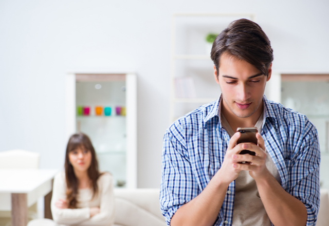 どうやって消してるの…？「男性が浮気相手とのLINEを隠す方法」4つ