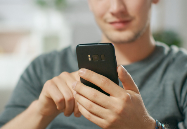 ドキドキが止まらないぜっ…！男性が悶絶する【お色気LINE】って何？