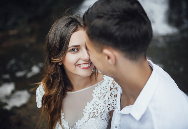 ちゃんと受け取れてる？女性が「好意をもつ男性の前でする仕草＆LINE」