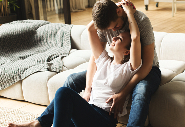 それイチャイチャサインかも…♡女性が「くっつきたい時にすること」4つ