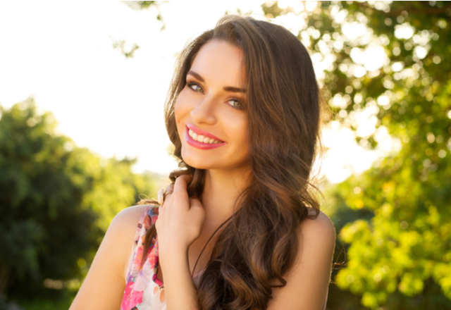 無意識にしちゃう子も…？女性が「大好きな人の前」でしがちなこと