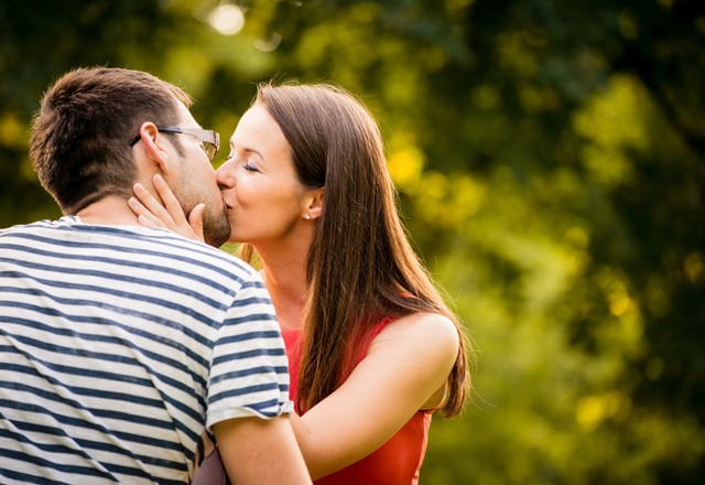 キスのとき、彼女の手はどこにある？キスの仕方で分かる「愛され度」チェック