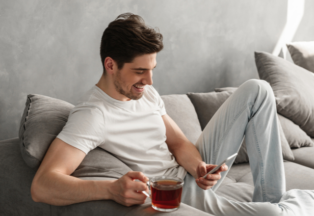 【隠れ大好きLINE】男性が遠回しに伝えている「本命サイン」って？