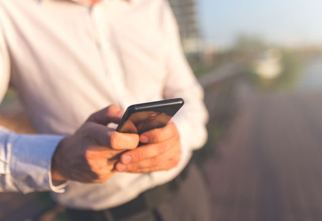 今言うこと？！夫が思う「仕事中」にきたら【イラッとするLINE】とは？