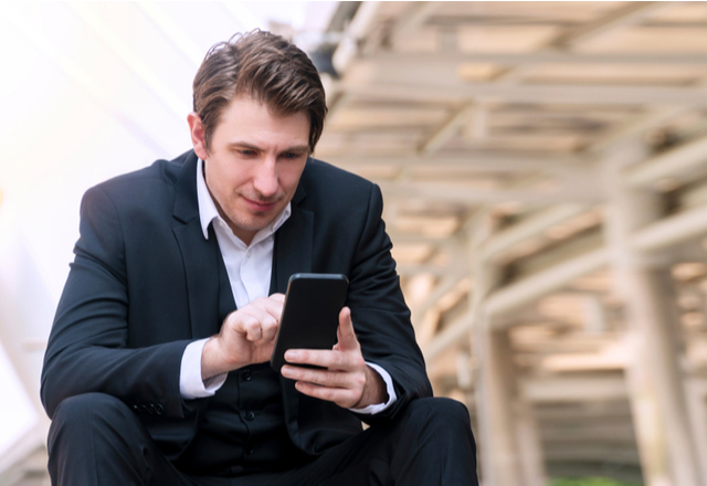 え…冷たい…夫が「素っ気ない」と感じる【妻からのLINE】4つ