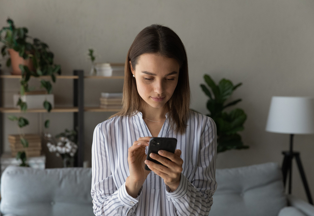 【LINEの裏技】言葉がでてこない…！知っておきたい「万能手段4選」